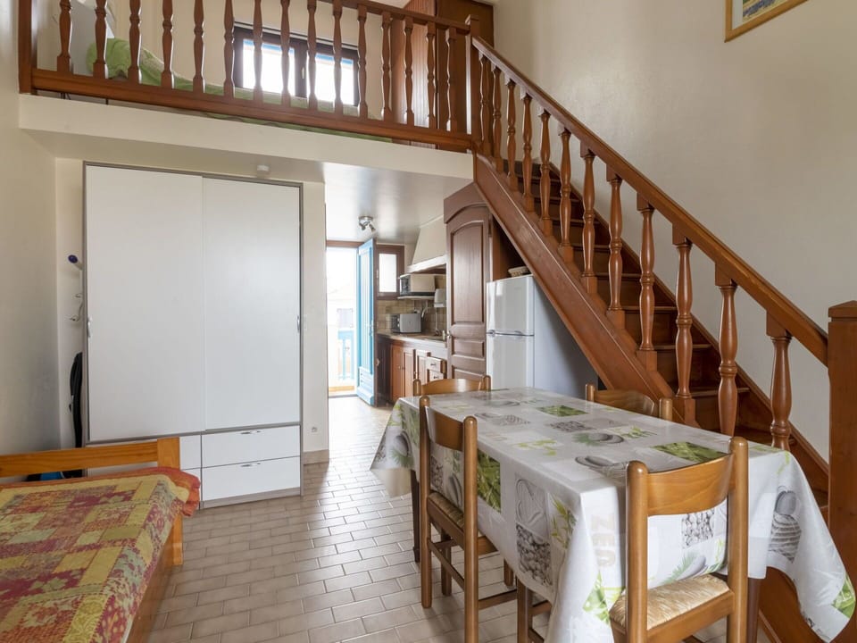 Property, Furniture, Cabinetry, Wood, Building, Stairs, Interior Design, Flooring, Table, Floor