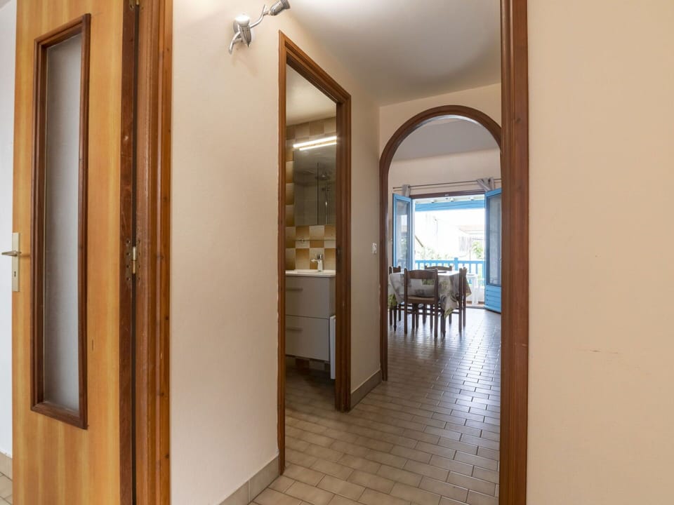 Property, Furniture, Building, Door, Wood, Interior Design, Hall, Floor, Mirror
