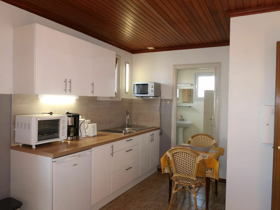 Room, Property, Furniture, Kitchen, Building, Cabinetry, House, Interior Design, Countertop, Ceiling