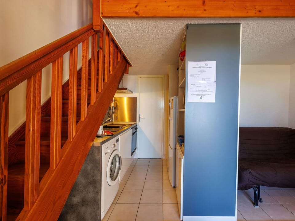 Property, Furniture, Building, Wood, Stairs, Orange, Interior Design, Architecture, Flooring, Floor