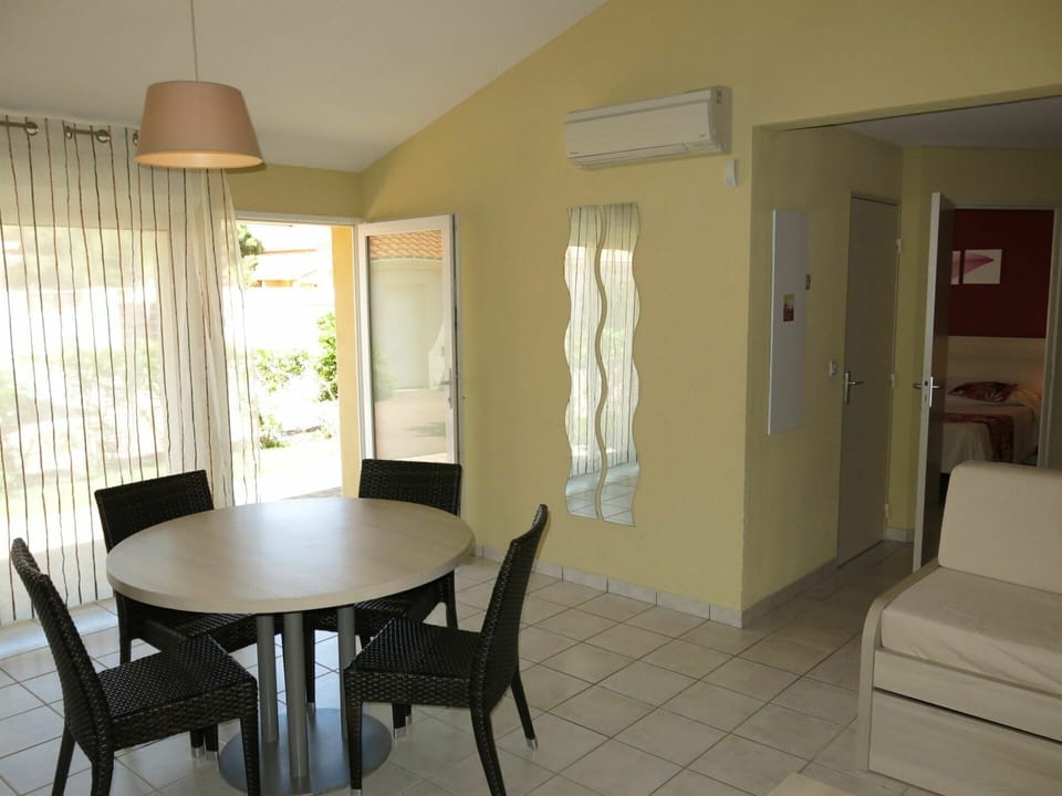 Room, Property, Dining Room, Furniture, Floor, Building, Interior Design, Real Estate, Table, Wall