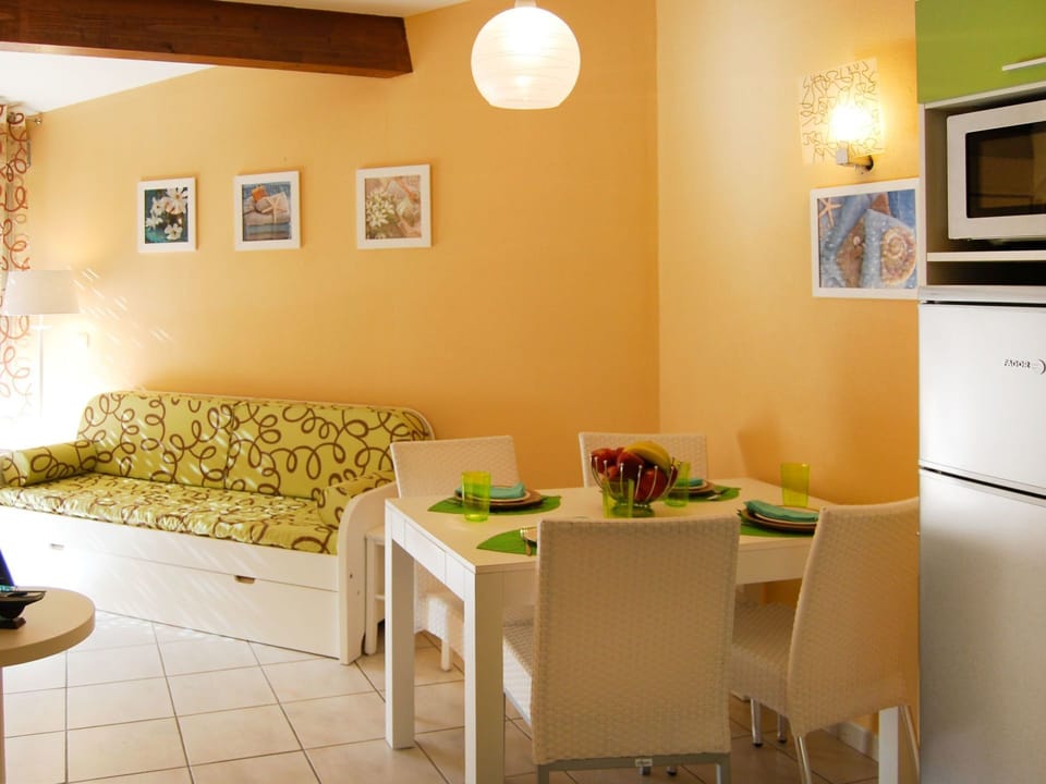 Room, Living Room, Interior Design, Property, Furniture, Green, Wall, Yellow, Building, Table