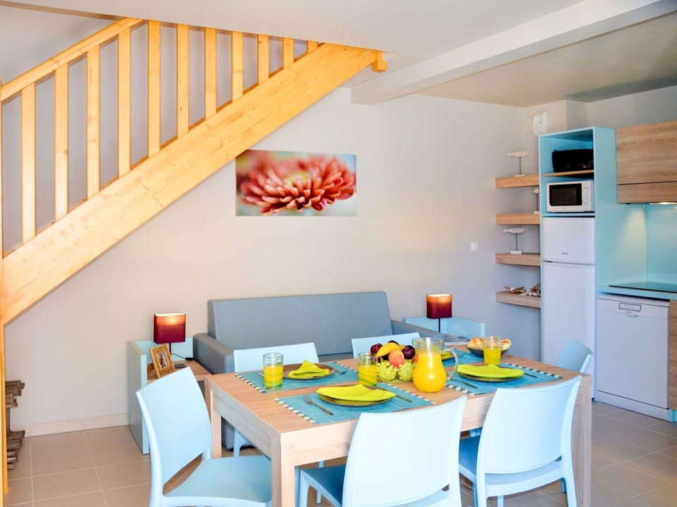 Room, Furniture, Orange, Yellow, Property, Ceiling, Dining Room, Interior Design, Wall, Table