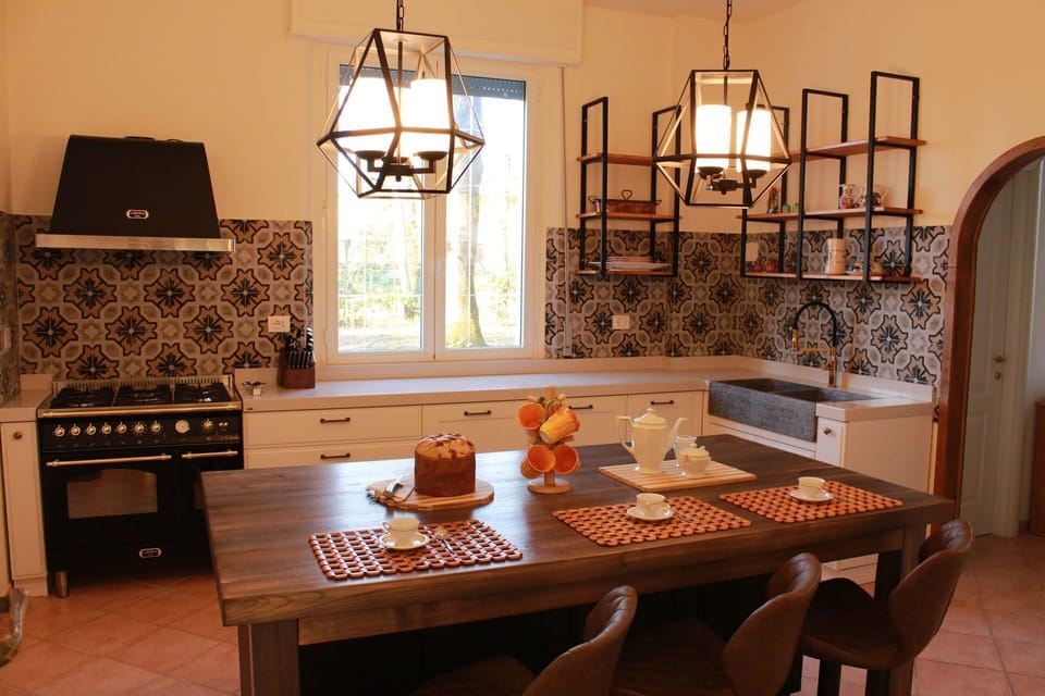 Room, Furniture, Interior Design, Dining Room, Property, Table, Building, Lighting, House, Ceiling