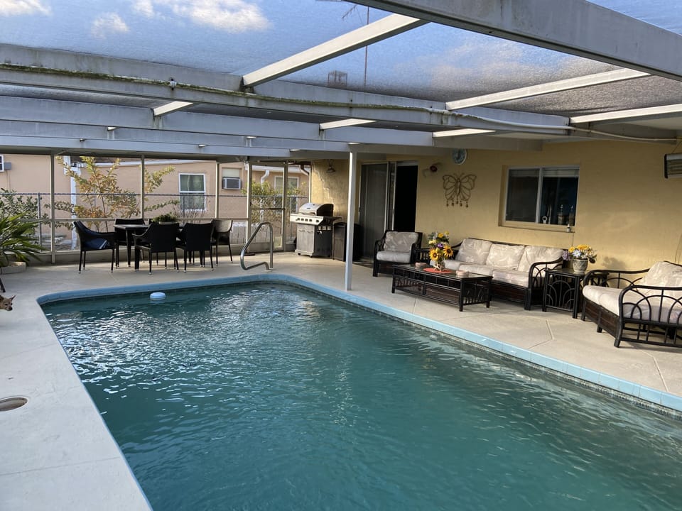 Beautiful pool 3’- 6’ depths but no diving!