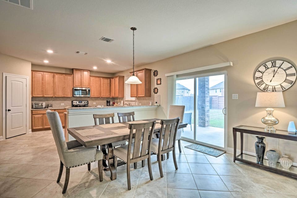 Dining Area | Dishware & Flatware Provided