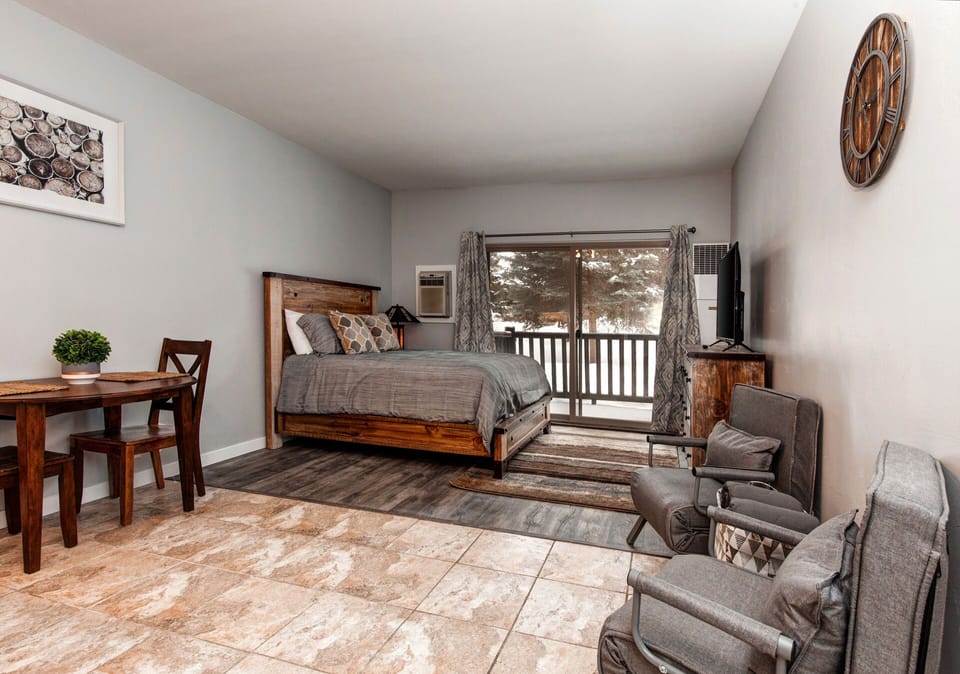 Prospector Lodge 814: Studio condo with Queen bed