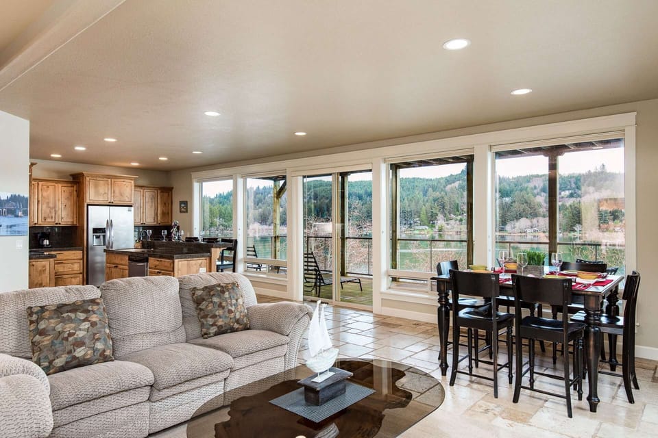 This is the perfect group-friendly home base for hitting the Oregon Dunes, heading to the beach, or exploring walkable Old Town Florence on foot.