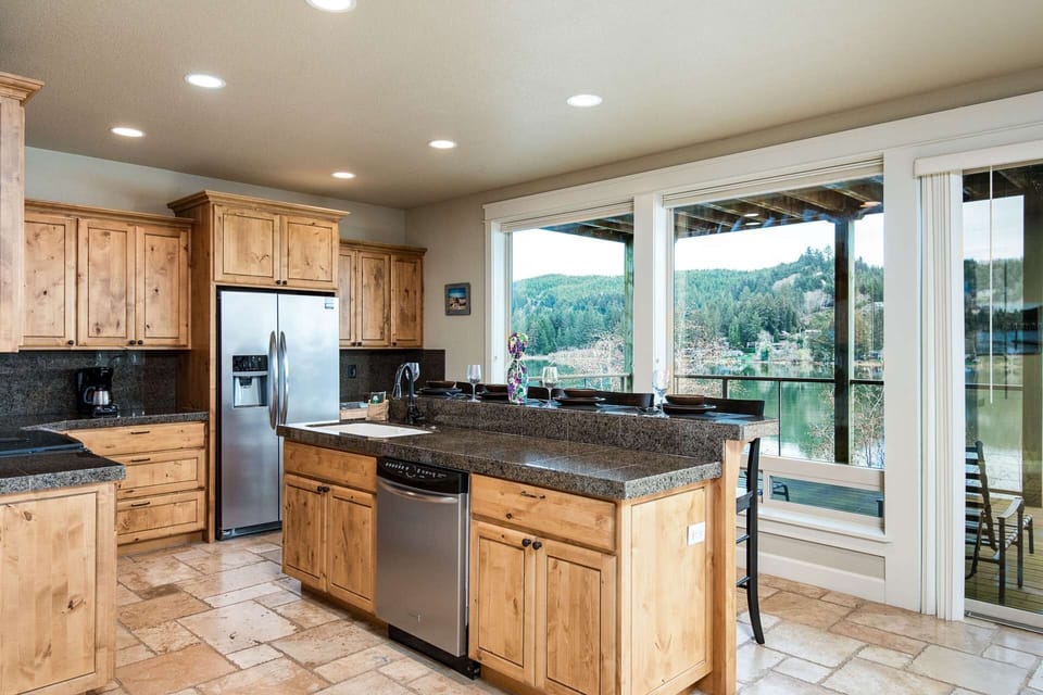 Kitchen (lower level)