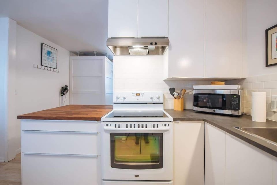 The kitchen includes an electric stove/oven.