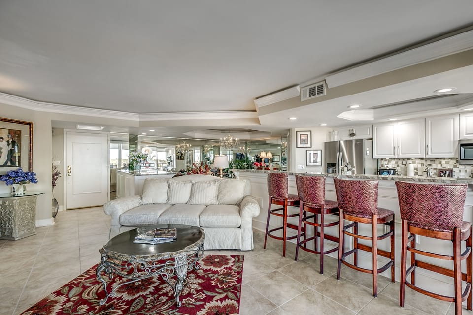 Living Room/Dining Area