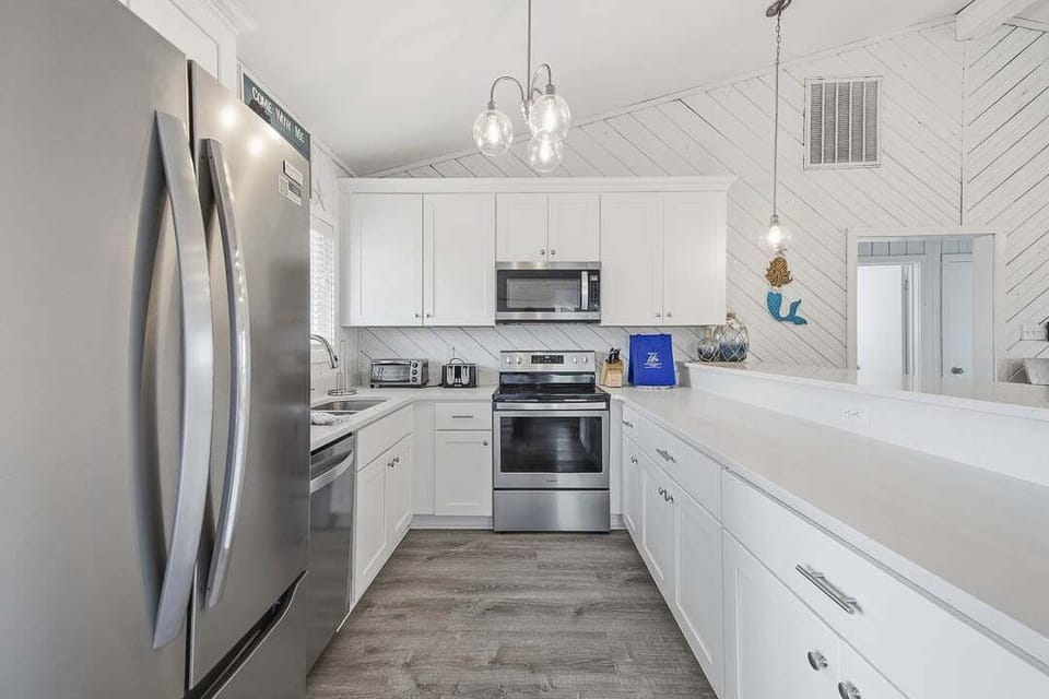 Top-Level Kitchen with Bar (seats 5)