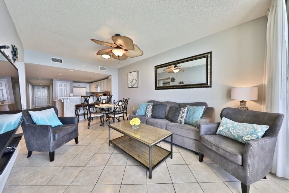 Large living room with plenty of seating