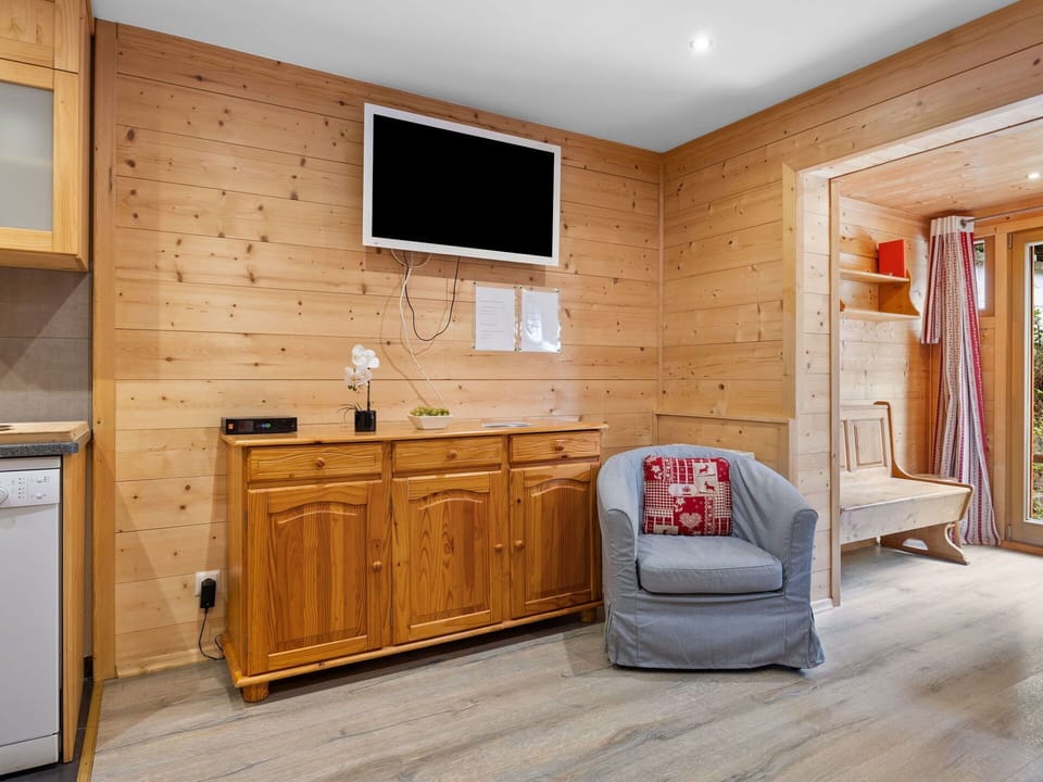 Cabinetry, Furniture, Building, Wood, Comfort, Countertop, Kitchen, Flooring, Architecture, Drawer