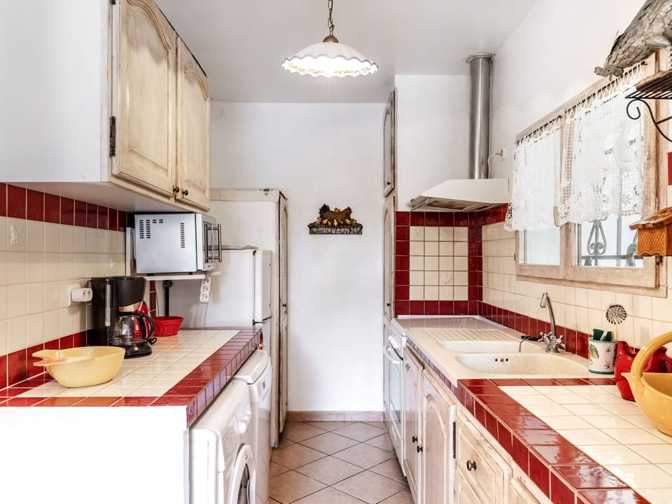 Cabinetry, Countertop, Property, White, Sink, Kitchen, Interior Design, Drawer, Wood, Kitchen Stove