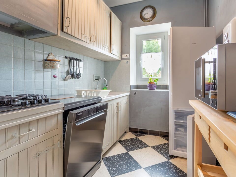 Cabinetry, Countertop, Furniture, Property, Kitchen, Wood, Window, Interior Design, Kitchen Stove, Architecture