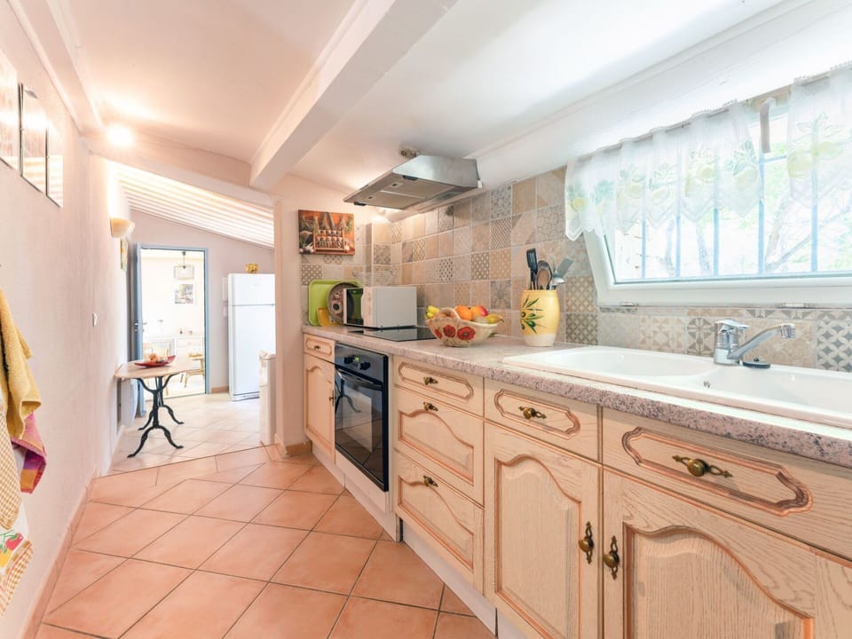 Cabinetry, Countertop, Tap, Property, Sink, Plumbing Fixture, Kitchen, Wood, Interior Design, Drawer
