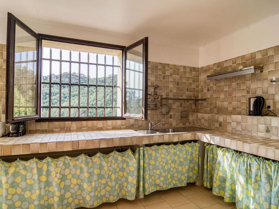 Building, Property, Window, Interior Design, House, Flooring, Wood, Floor, Real Estate, Shade