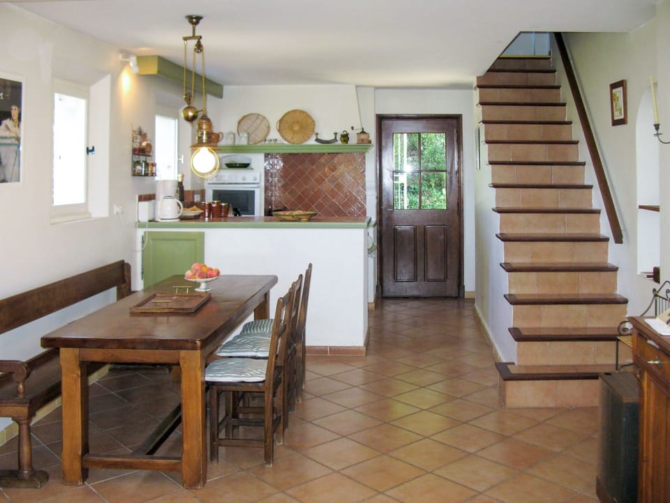 Property, Room, Building, Floor, Furniture, Interior Design, House, Ceiling, Real Estate, Table