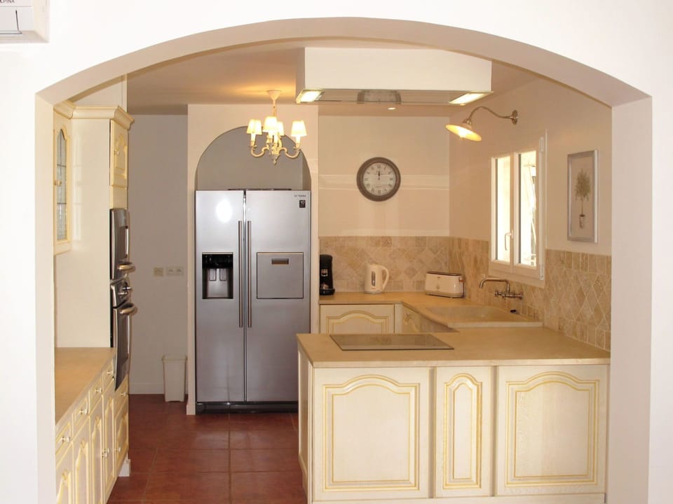 Room, Property, Ceiling, Interior Design, Furniture, Arch, Architecture, Lighting, Sink, Building