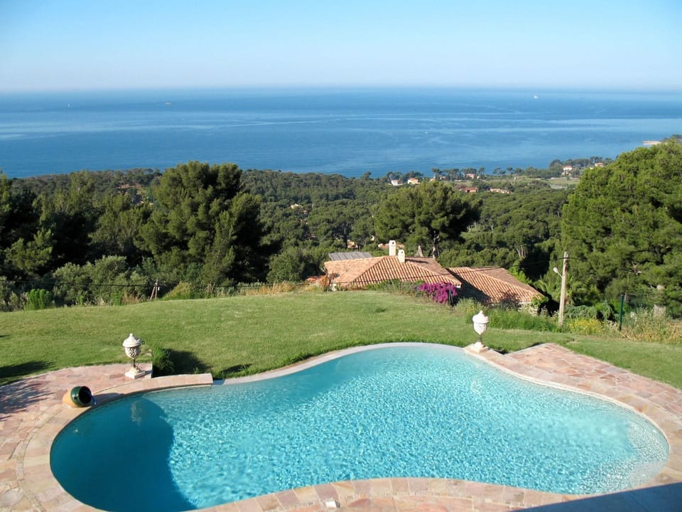 Swimming Pool, Property, Real Estate, Leisure, House, Villa, Estate, Resort, Grass, Vacation