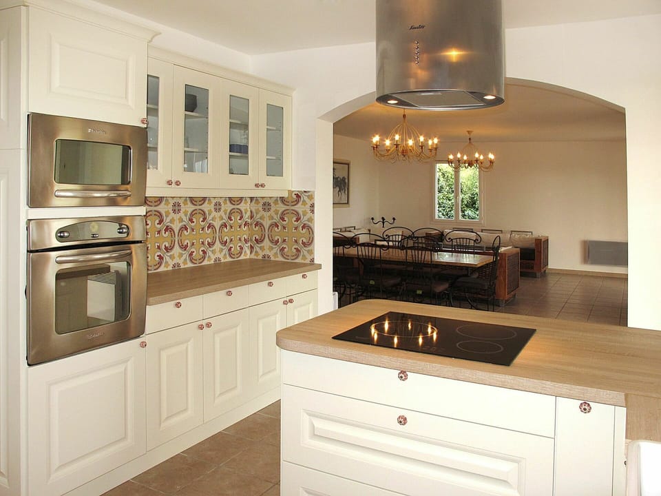 Countertop, Room, Cabinetry, Furniture, Property, Kitchen, Interior Design, Building, House, Floor