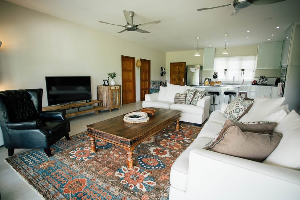 Living area with cable TV and wifi/netflix
