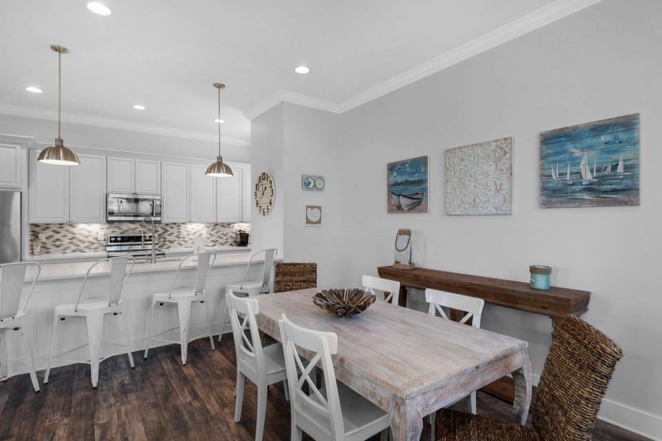 Dining room table seating for 6, plus 4 more at the kitchen bar!