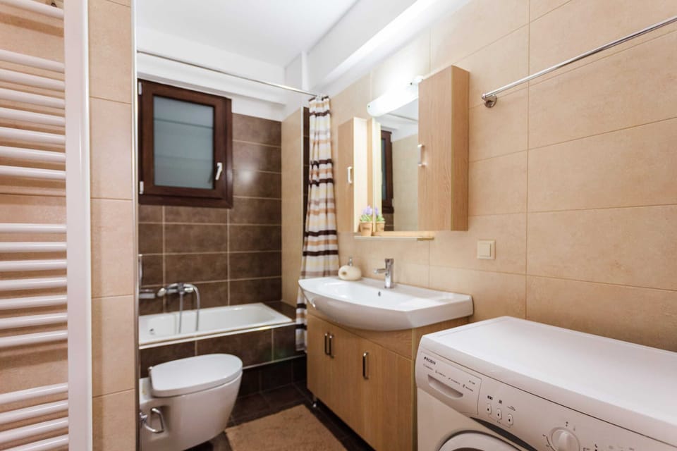 Explore the Details of the Bathroom – Bright and Practical Space