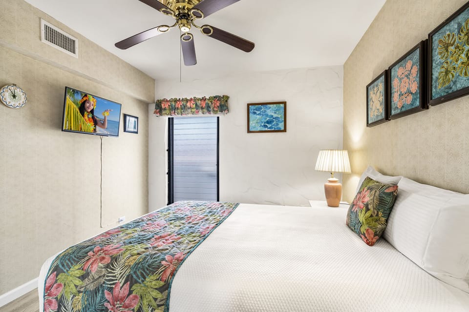 Bedroom 2 with Queen bed at Casa De Emdeko 311
