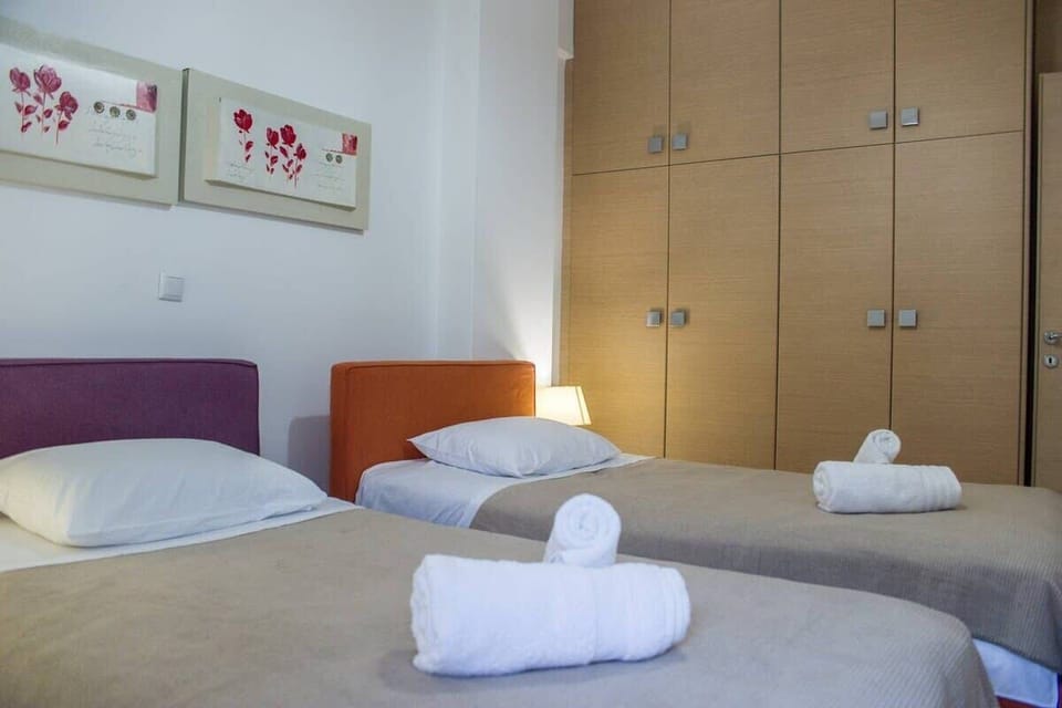 Bedroom with 2 single beds