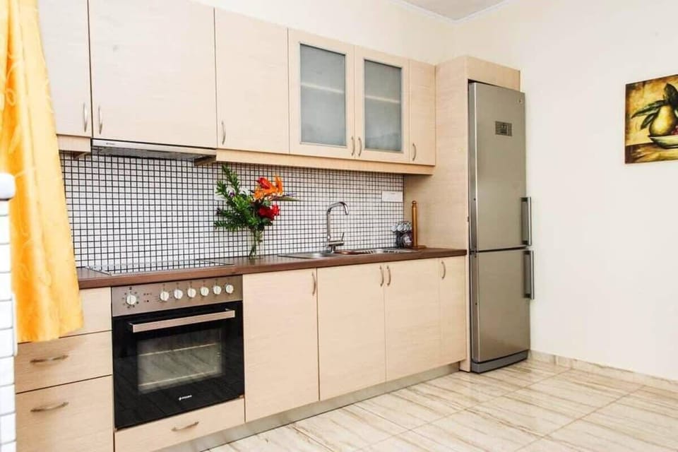 Fully Equipped Kitchen with Modern Appliances and Ample Storage