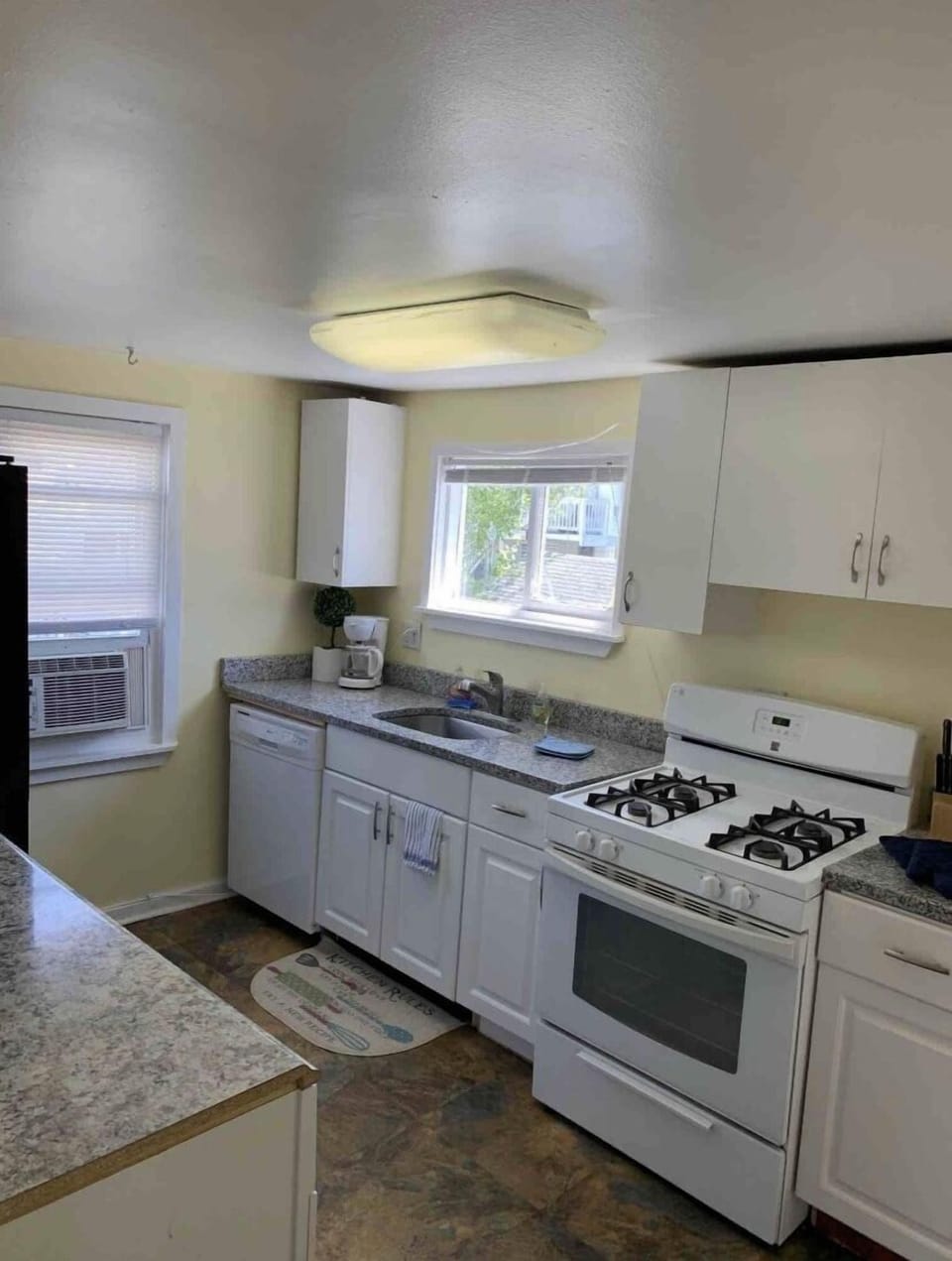 Full Kitchen w/Brand-new Granite Counter-tops 