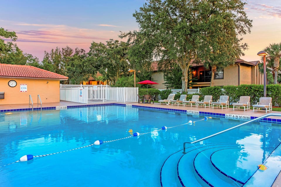 AVR_OUTDOOR_POOL_SUNSET_9883_2018_RGB