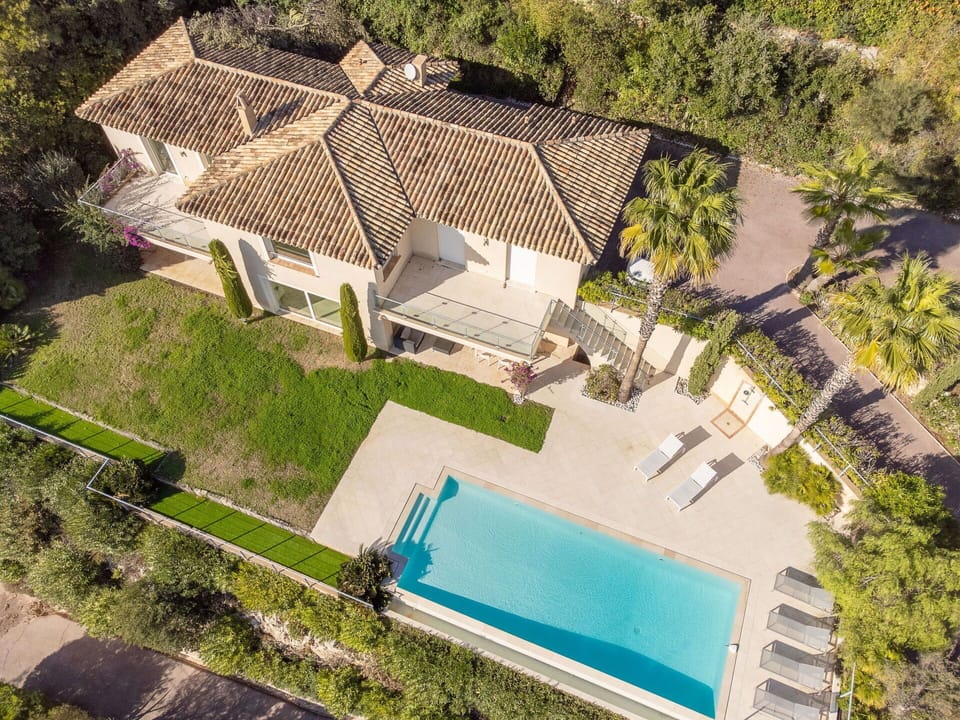 Building, Plant, Property, Water, House, Swimming Pool, Urban Design, Tree, Cottage, Residential Area