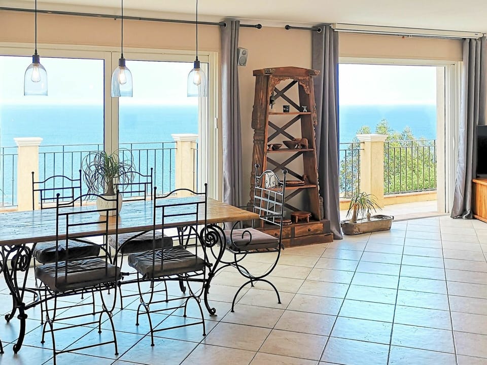 Room, Property, Interior Design, Building, Furniture, Floor, Wall, Real Estate, Table, Architecture