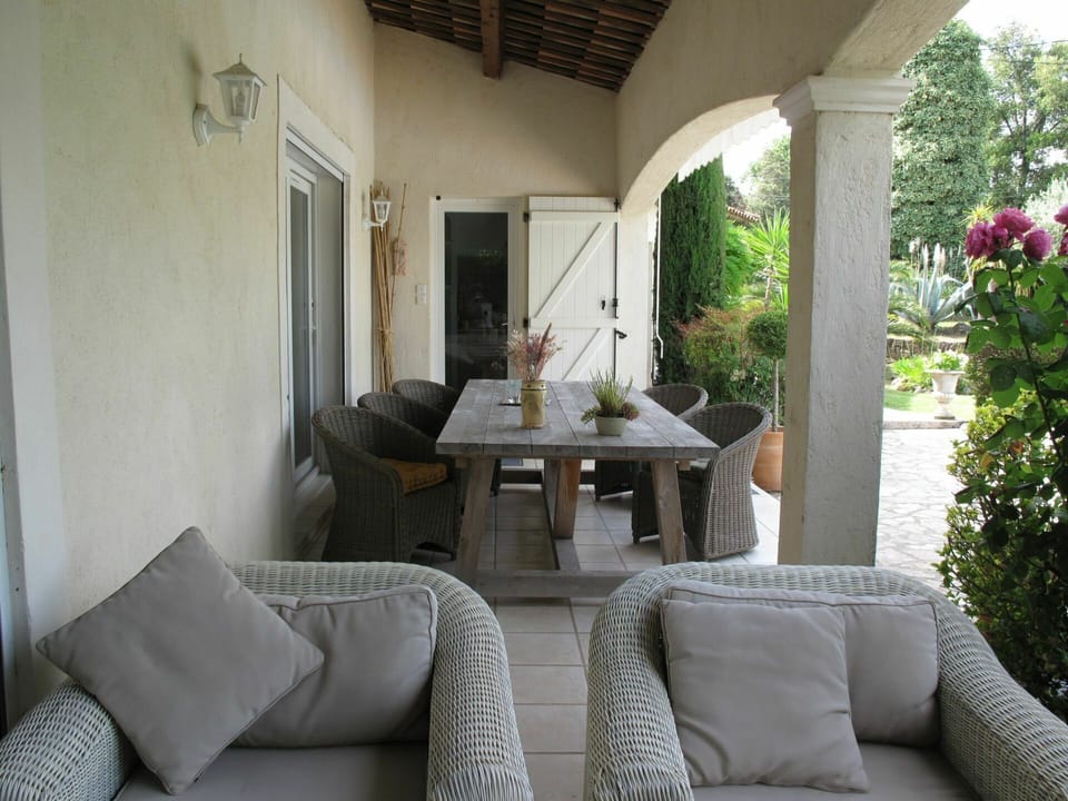 Plant, Building, Furniture, Property, Couch, Table, Houseplant, Comfort, Interior Design, Living Room