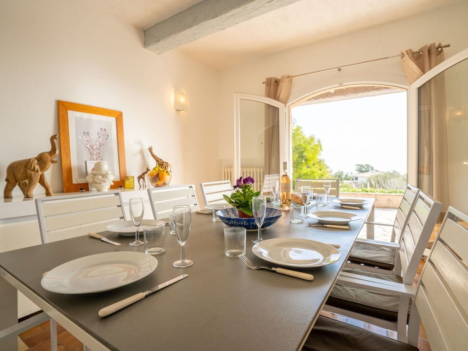 Table, Furniture, Property, Plant, Tableware, Chair, Building, Interior Design, Picture Frame, Window