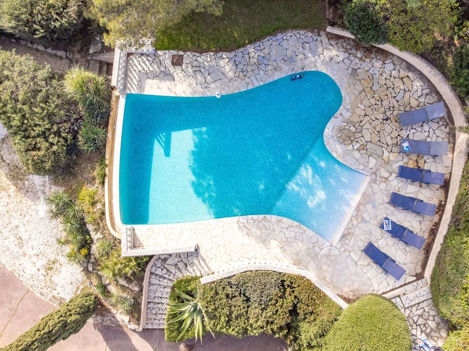 Water, Water Resources, Plant, Azure, Outdoor Furniture, Urban Design, Swimming Pool, Grass, Rectangle, Landscape