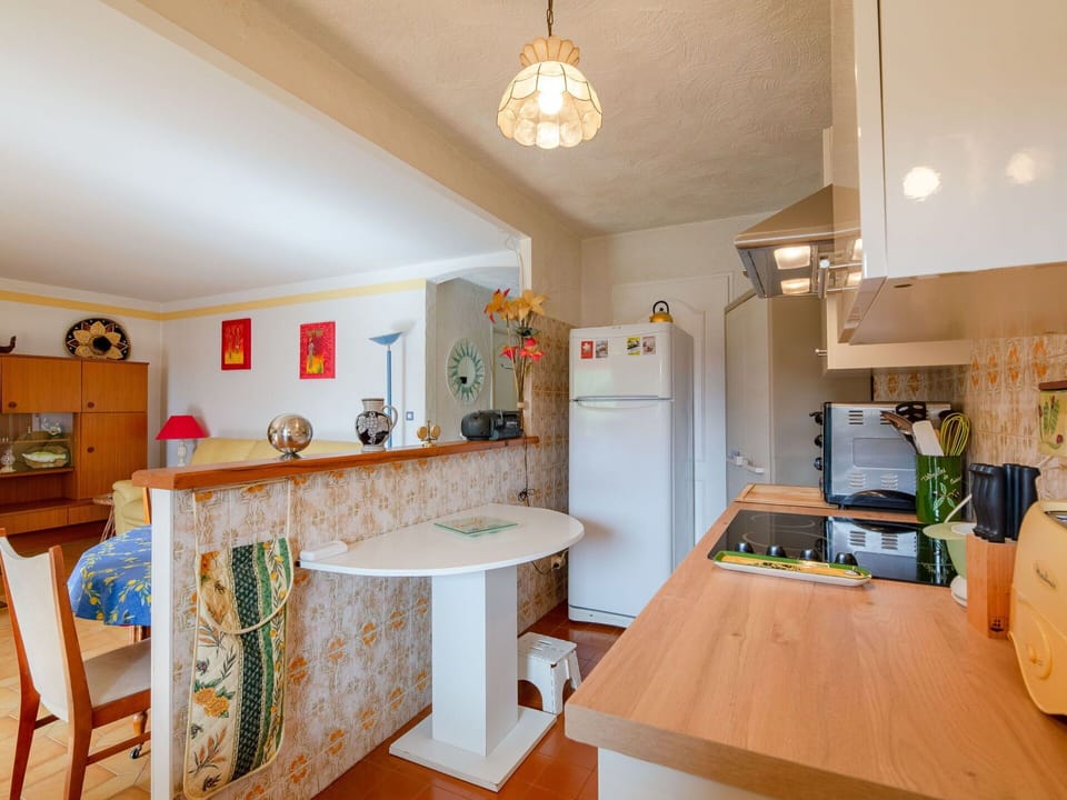 Cabinetry, Kitchen Sink, Countertop, Property, Tap, Sink, Window, Plumbing Fixture, Wood, Kitchen