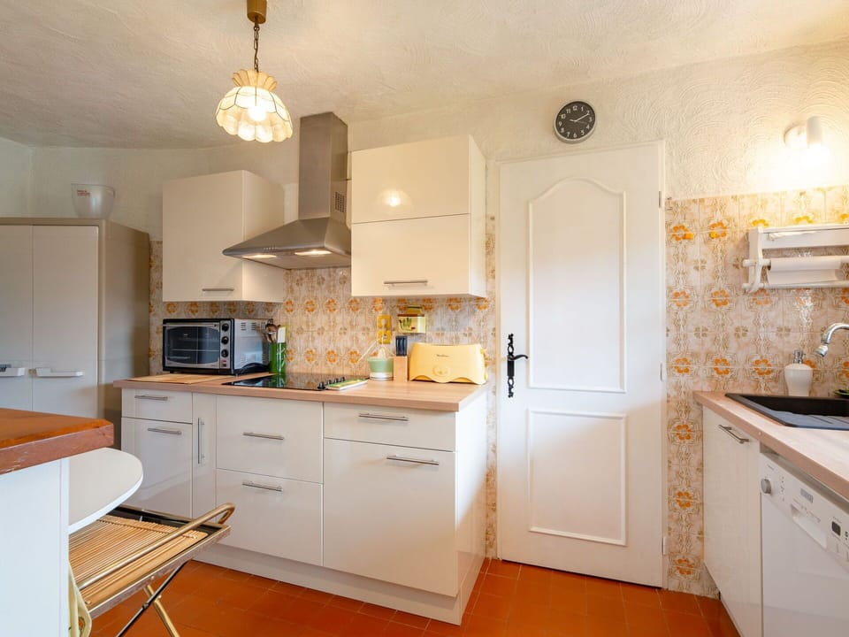Cabinetry, Kitchen Sink, Countertop, Property, Tap, Sink, Window, Plumbing Fixture, Wood, Kitchen