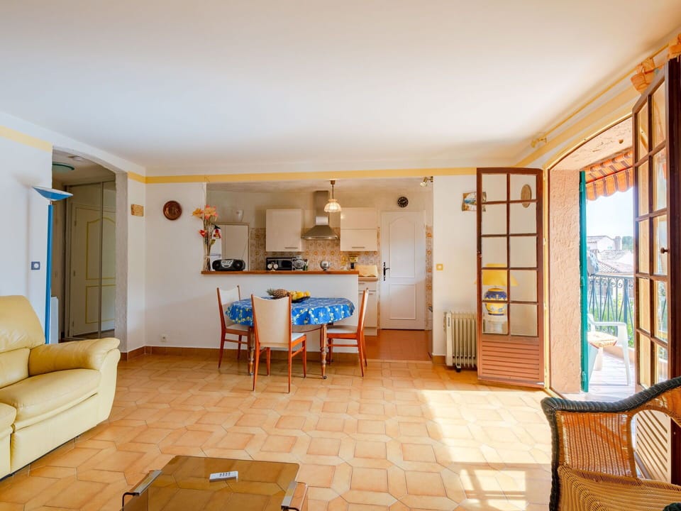 Cabinetry, Kitchen Sink, Countertop, Property, Tap, Sink, Window, Plumbing Fixture, Wood, Kitchen