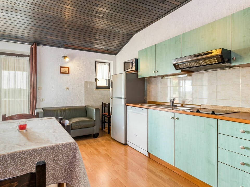Cabinetry, Countertop, Property, Furniture, Kitchen, Kitchen Appliance, Kitchen Stove, Wood, Architecture, Window