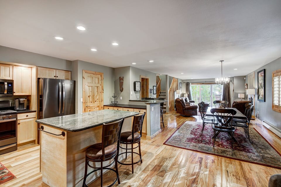 spacious kitchen/dining