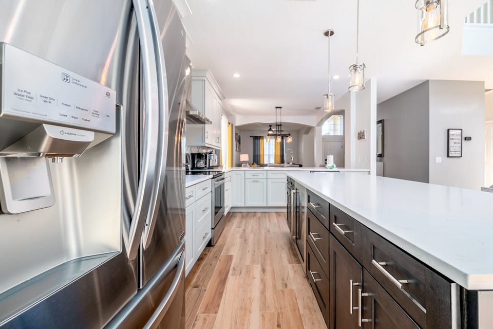 kitchen & breakfast area