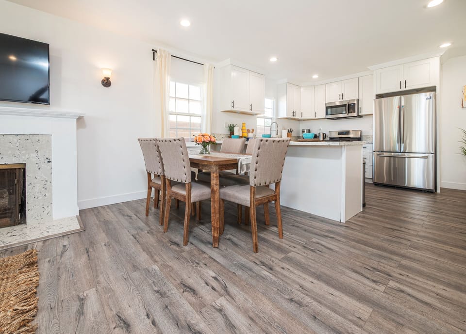Cozy dining table for 6 guests.