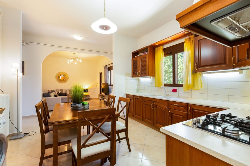 Modern house,Near amenities,Short drive to Cretan beaches,Spili