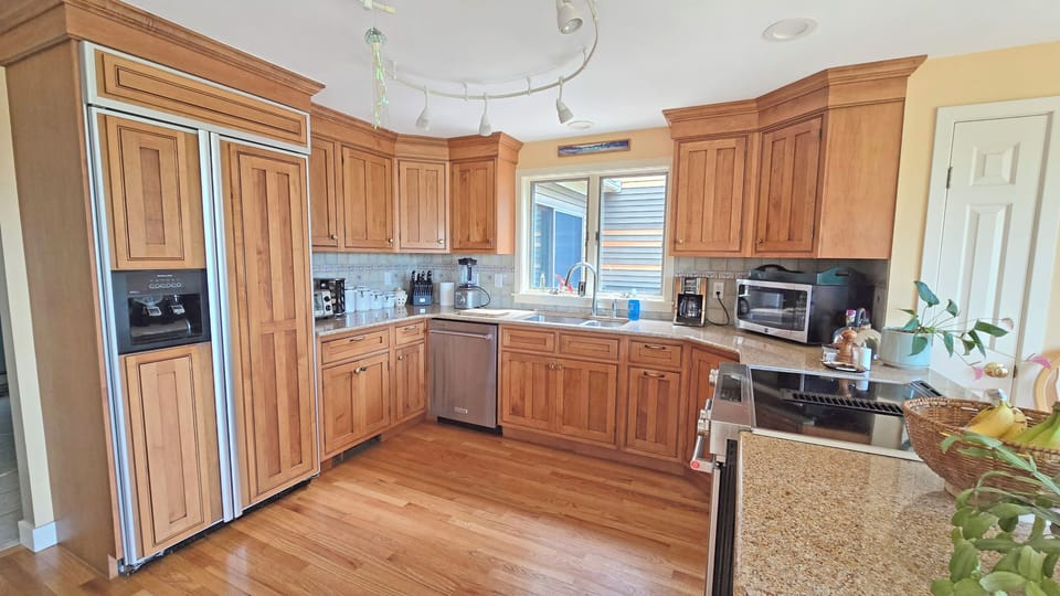 Nicely equipped eat-in kitchen