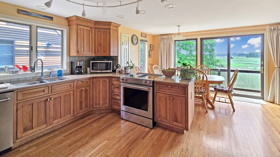 Nicely equipped eat-in kitchen with stainless appliances