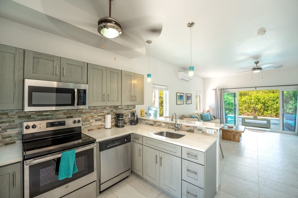 Full equipped kitchen with range oven and microwave
